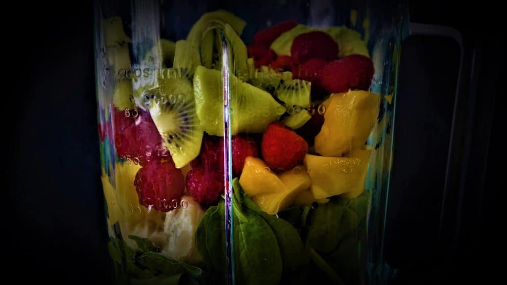 Mixeur électrique avec des fruits pour réaliser un multifruit