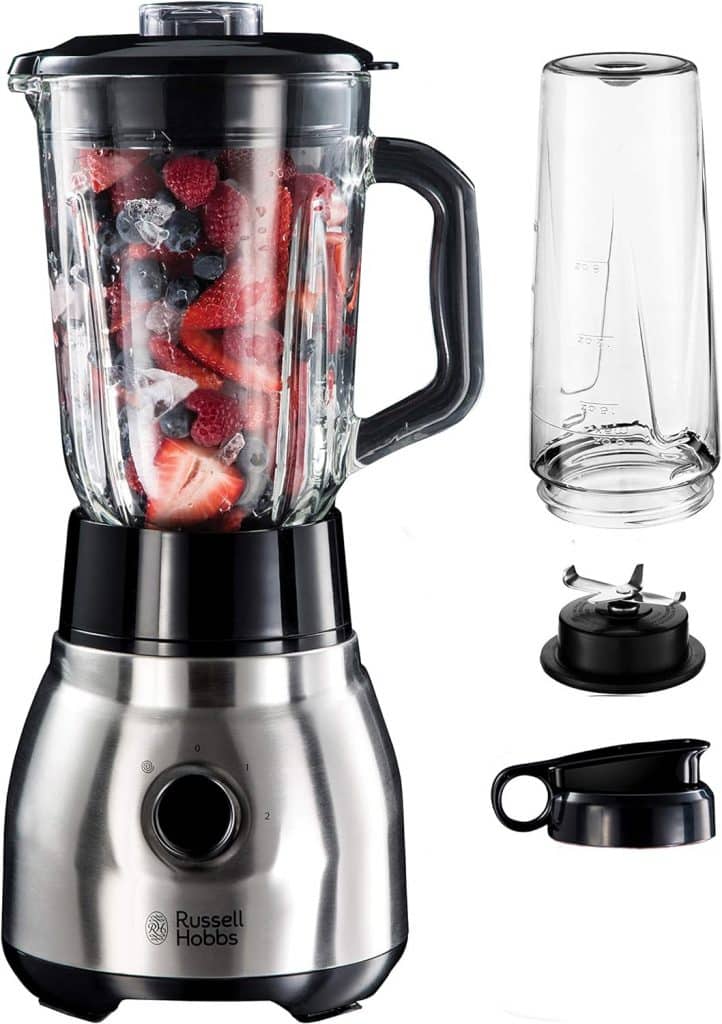 Mixeur contenant des fruits rouges avec des accessoires