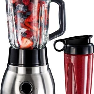 mixeur ayant des fruits rouge et un smoothie