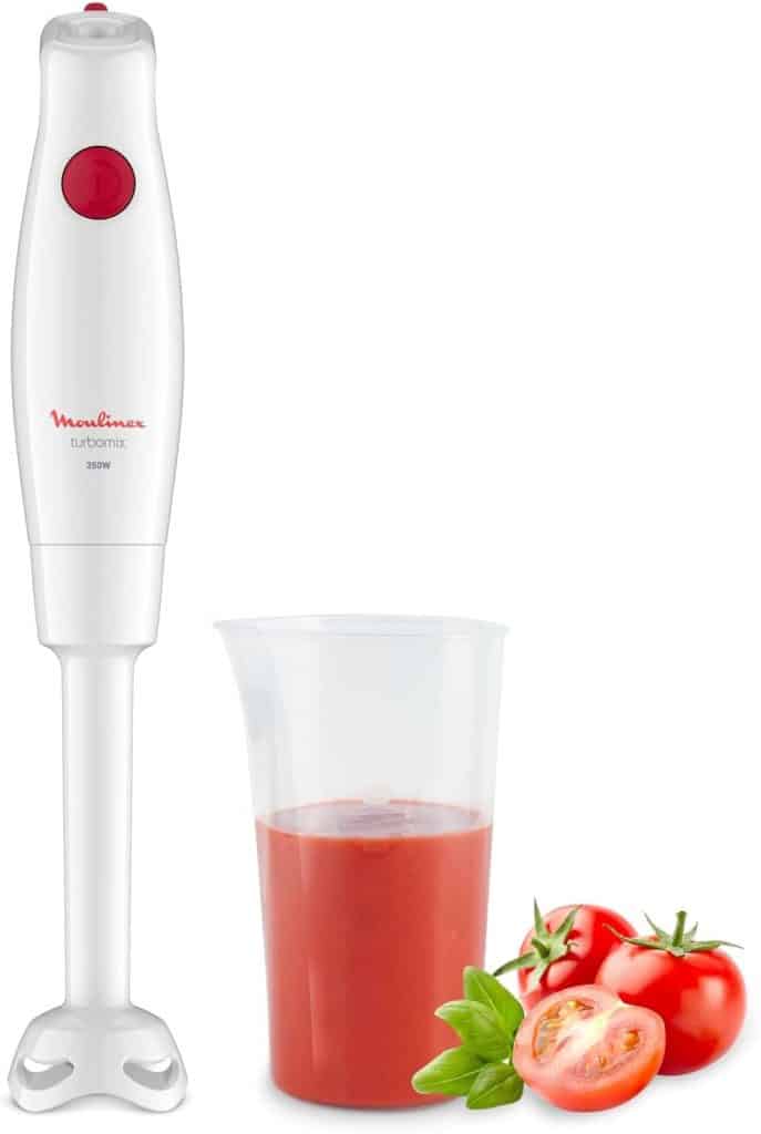 Mixeur à main ainsi que sont réservoir contenant du jus de tomates