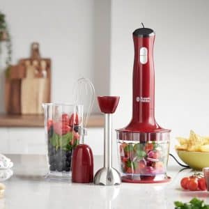 Mixeur plongeur avec des accessoires et des récipients contenant des légumes
