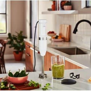 Mixeur professionnel dans une cuisine