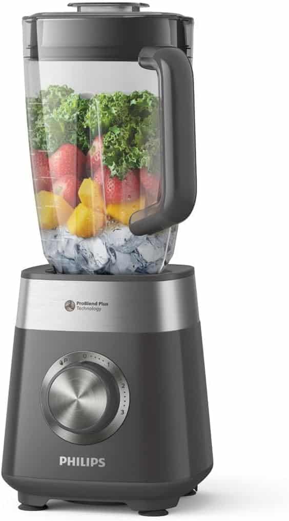 mixeur ayant des fruits et des glaçons à l'intérieur