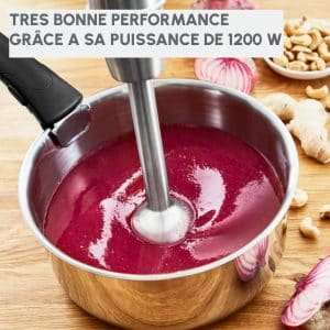 Mixage d'une soupe dans une casserole