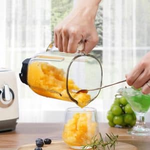 Soupe versé dans un bol
