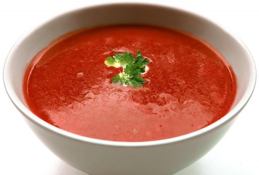 Soupe prépare avec un mixeur pour soupe